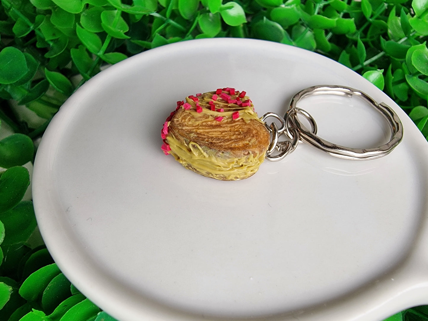 Brelok "ciasteczko z pistacją i maliną"