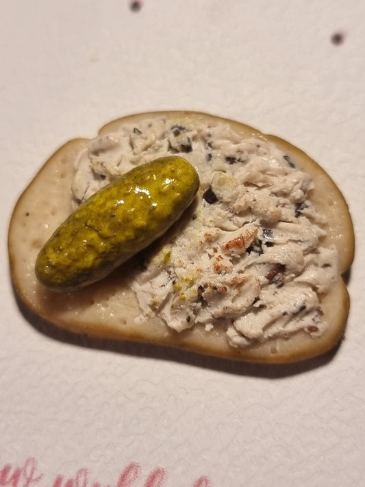 Magnes "pajda ze smalcem I ogórkiem"